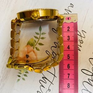 Don’t LOOK suspicious 💆🏼‍♀️